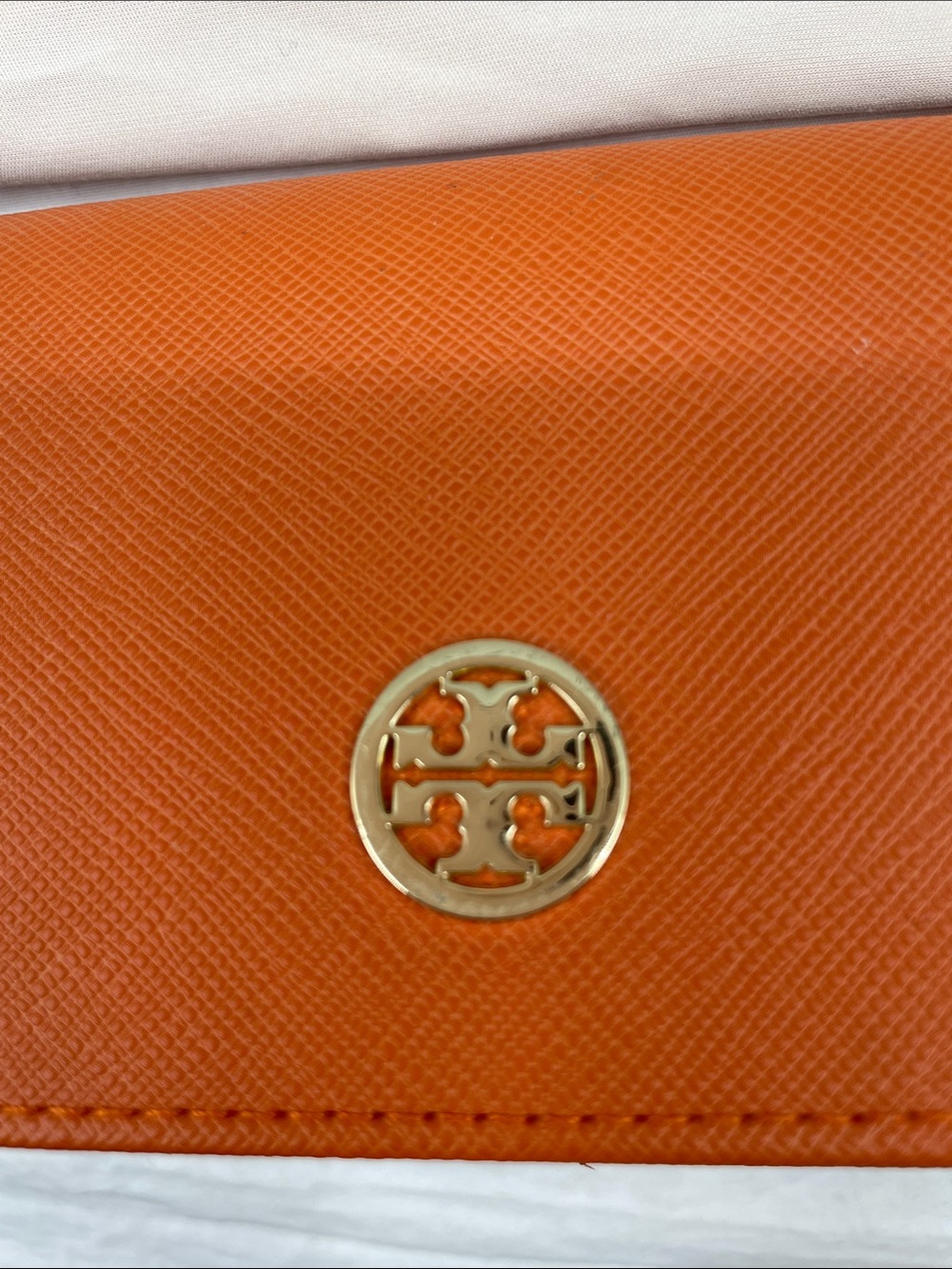 NEW! Tory Burch Saffiano Continental Glass Case with Logo Medallion & Dust Bag. - Picture 2 of 9